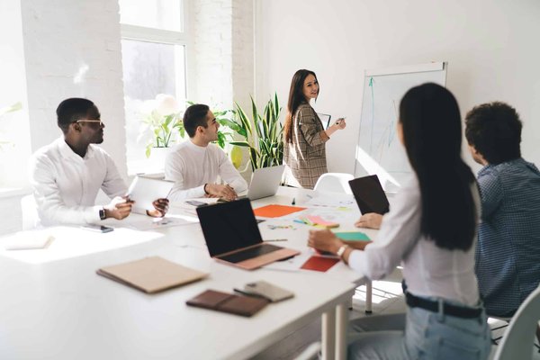 Quelles stratégies pour gérer efficacement les équipes de développement de produits dans différents pays ?